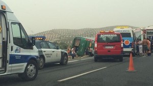 Qui e sopra, immagini  del pullman rovesciato con a bordo i turisti italian