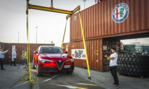 La scenografica presentazione di Stelvio, calato dall’alto di container Grimaldi